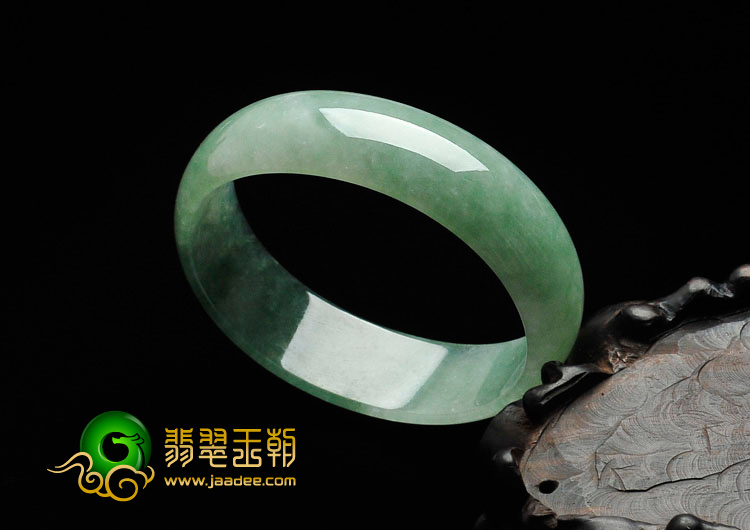 糯冰种豆色缅甸翡翠贵妃镯（53.3mm-47.3mm）