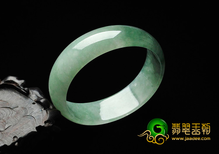 糯冰种豆色缅甸翡翠贵妃镯（53.3mm-47.3mm）