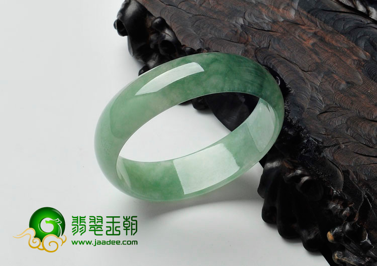 糯冰种豆色缅甸翡翠贵妃镯（53.3mm-47.3mm）