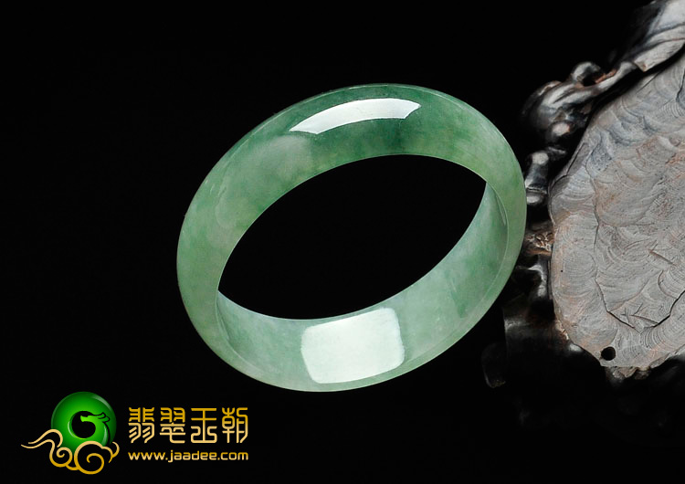 糯冰种豆色缅甸翡翠贵妃镯（53.3mm-47.3mm）