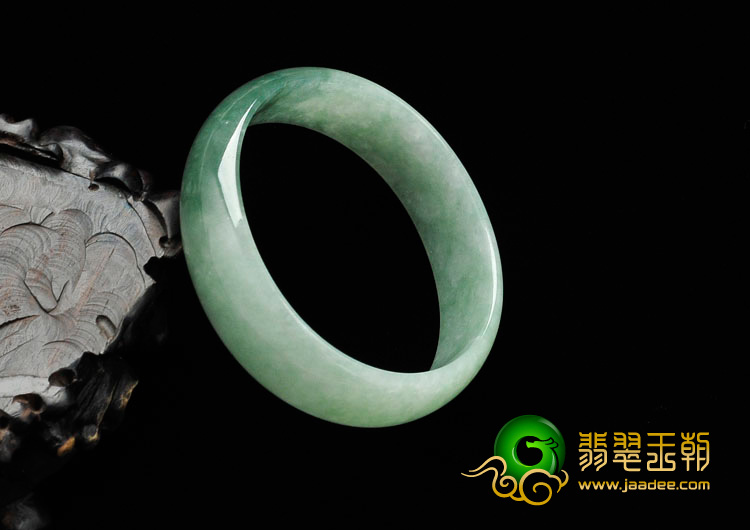 糯冰种豆色缅甸翡翠贵妃镯（53.3mm-47.3mm）