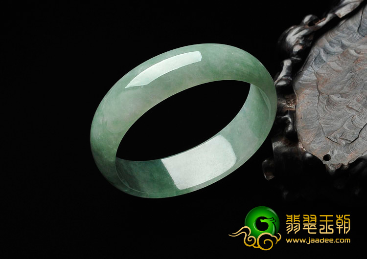糯冰种豆色缅甸翡翠贵妃镯（53.3mm-47.3mm）