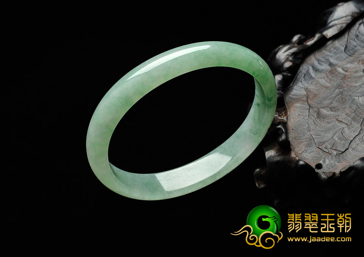 糯冰种豆色飘花缅甸翡翠贵妃镯（56.4mm-48.7mm）