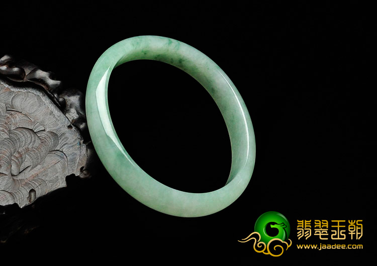 糯冰种豆色飘花缅甸翡翠贵妃镯（56.4mm-48.7mm）
