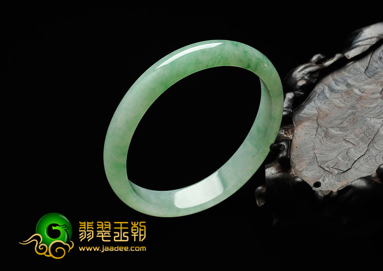 糯冰种豆色飘花缅甸翡翠贵妃镯（56.4mm-48.7mm）