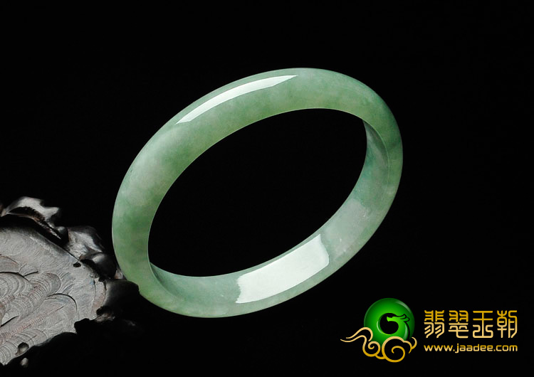 糯冰种豆色缅甸翡翠贵妃镯（54.6mm-48.9mm）