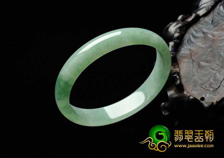 糯冰种豆色缅甸翡翠贵妃镯（54.6mm-48.9mm）