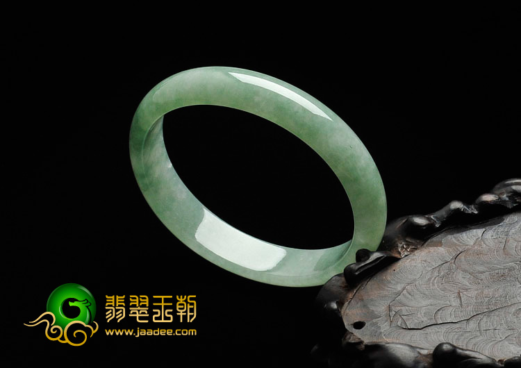 糯冰种豆色缅甸翡翠贵妃镯（54.6mm-48.9mm）