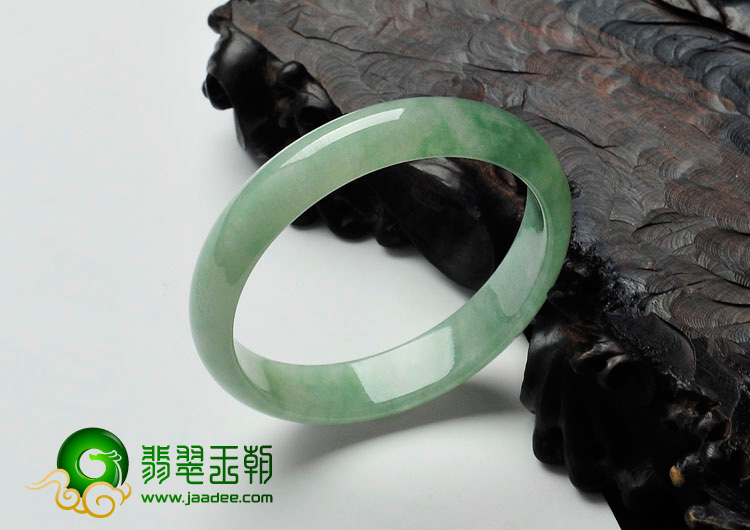 糯冰种豆色缅甸翡翠贵妃镯（54.6mm-48.9mm）