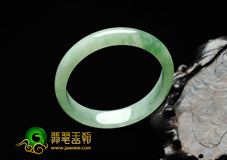 糯冰种豆色缅甸翡翠贵妃镯（54.6mm-48.9mm）