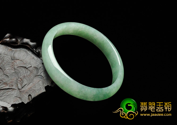 糯冰种豆色缅甸翡翠贵妃镯（54.6mm-48.9mm）