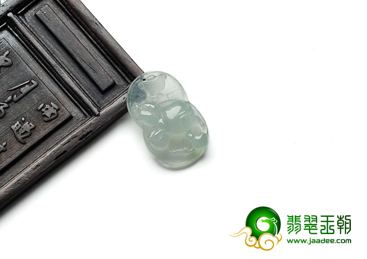 冰种晴水缅甸翡翠生肖猪挂件