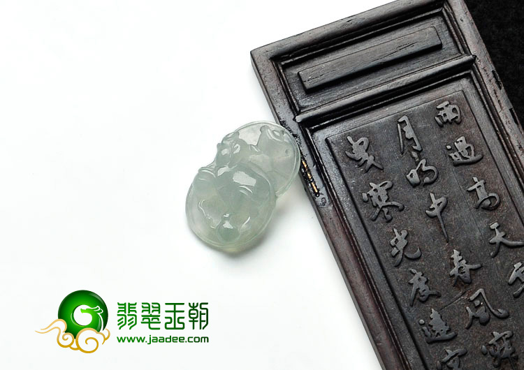 冰种晴水缅甸翡翠生肖猪挂件