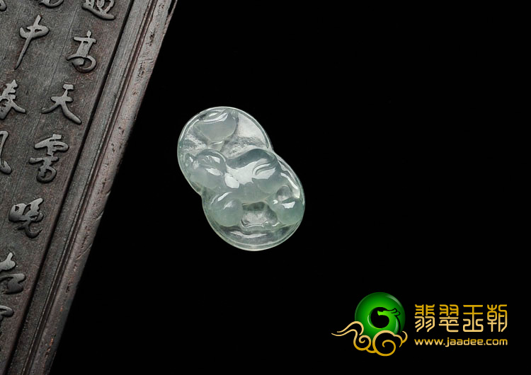 冰种晴水缅甸翡翠生肖猪挂件