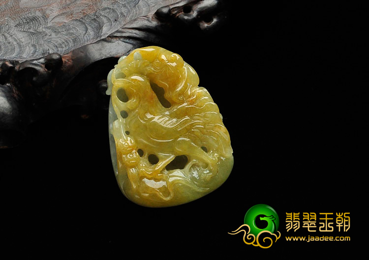 糯冰种黄翡缅甸翡翠闻鸡起舞挂件
