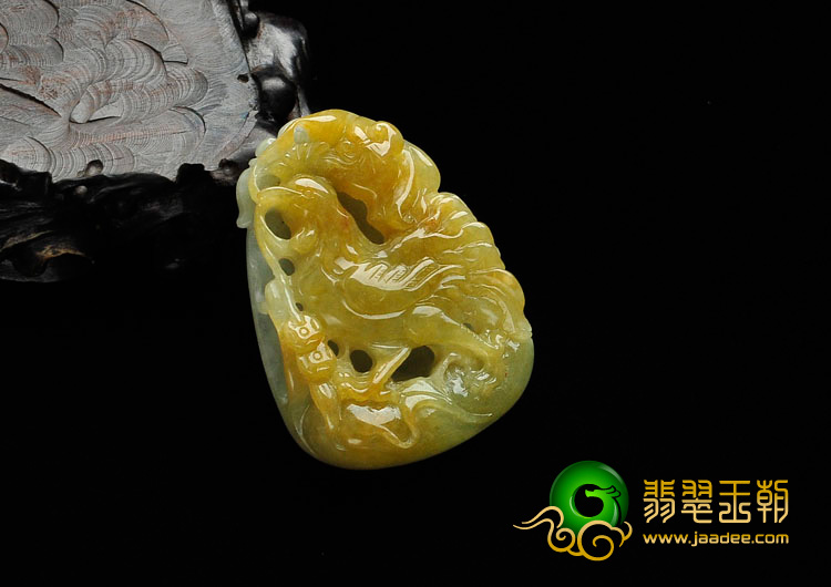 糯冰种黄翡缅甸翡翠闻鸡起舞挂件