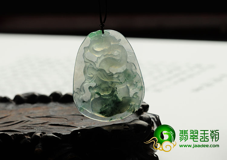 冰玻种飘花缅甸翡翠龙牌挂件