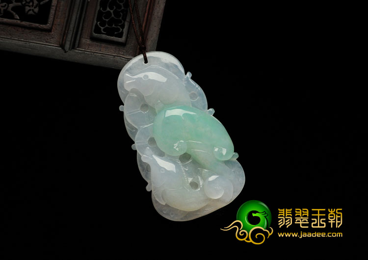 糯冰种淡豆色缅甸翡翠年年有余挂件