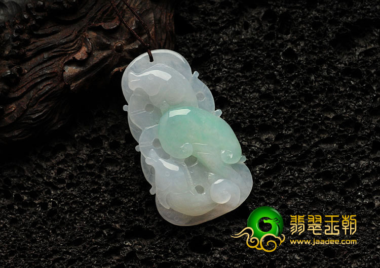 糯冰种淡豆色缅甸翡翠年年有余挂件