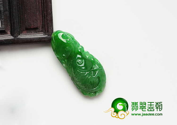 糯冰种菠菜绿缅甸翡翠年年有余挂件