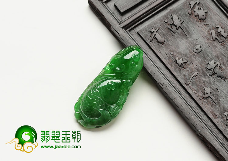 糯冰种菠菜绿缅甸翡翠年年有余挂件