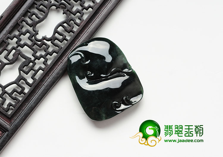 冰种墨翠缅甸翡翠龙牌挂件