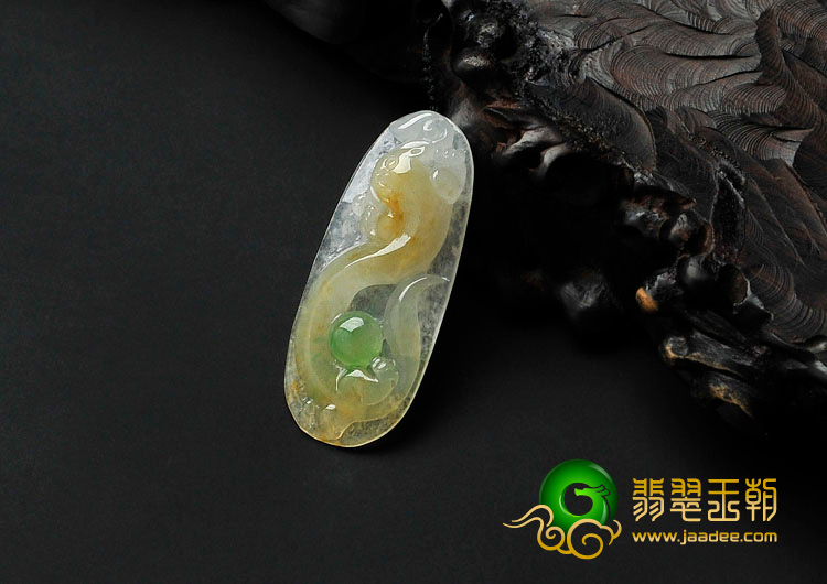 冰种黄加绿缅甸翡翠龙戏珠挂件