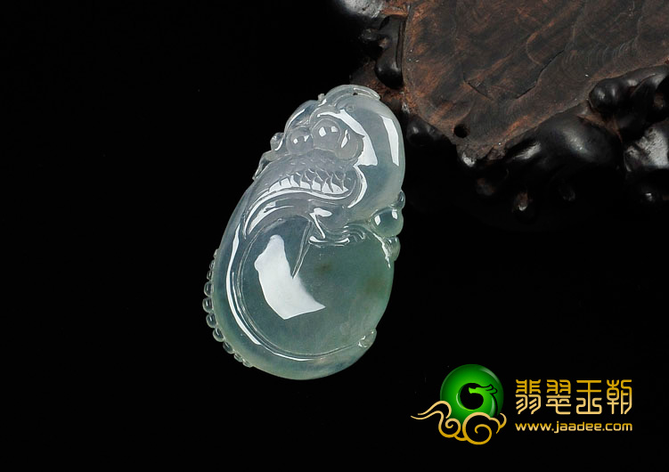 冰种晴水略带黄翡缅甸翡翠龙抱珠挂件