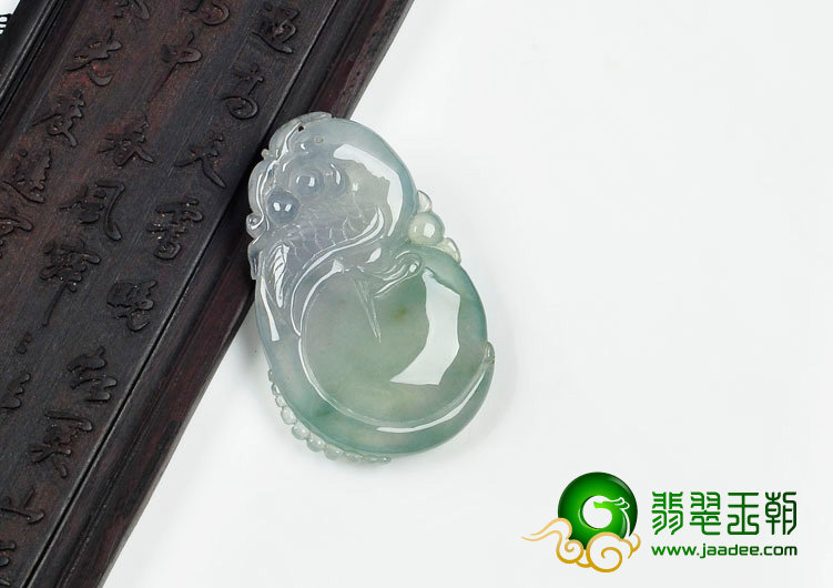 冰种晴水略带黄翡缅甸翡翠龙抱珠挂件