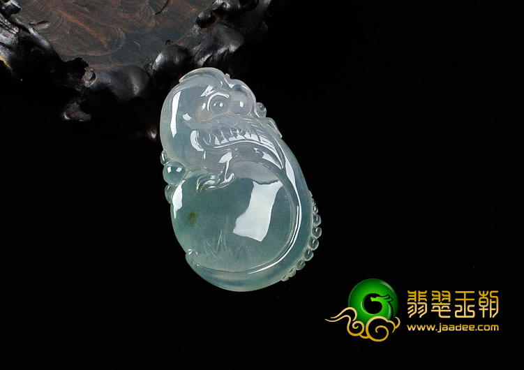 冰种晴水略带黄翡缅甸翡翠龙抱珠挂件