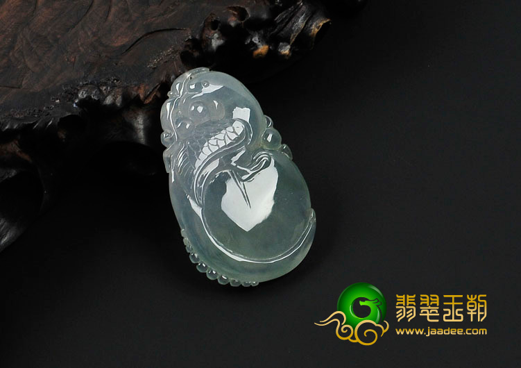 冰种晴水略带黄翡缅甸翡翠龙抱珠挂件
