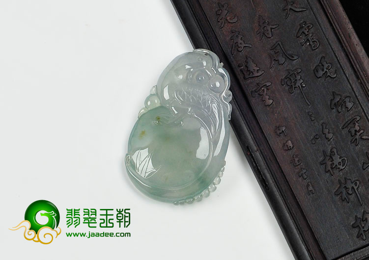 冰种晴水略带黄翡缅甸翡翠龙抱珠挂件