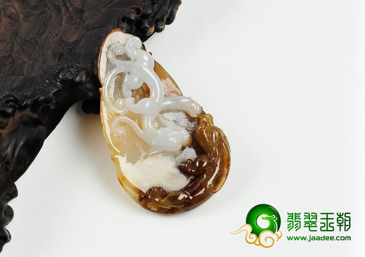 冰种褐黄翡缅甸翡翠双龙会挂件