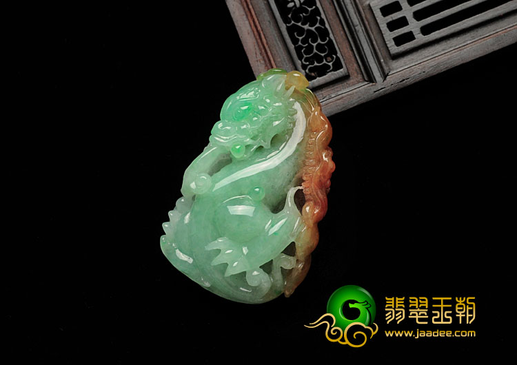 糯冰种三彩缅甸翡翠飞龙在天挂件