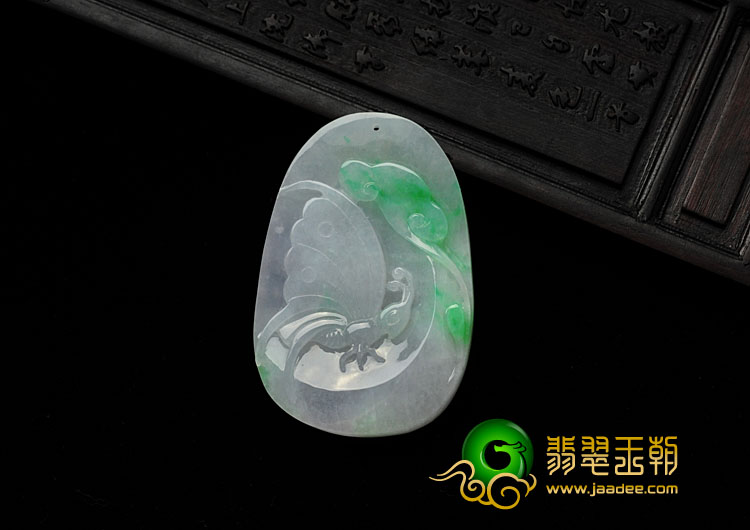 糯冰种淡春带彩缅甸翡翠蝴蝶挂件