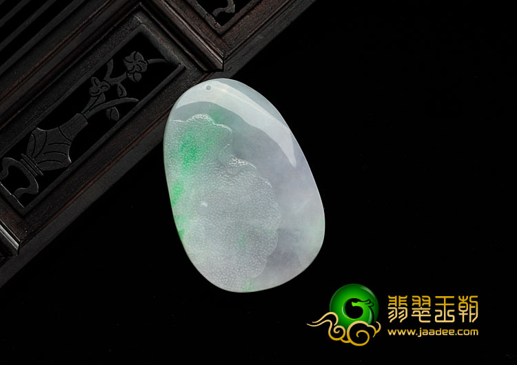 糯冰种淡春带彩缅甸翡翠蝴蝶挂件