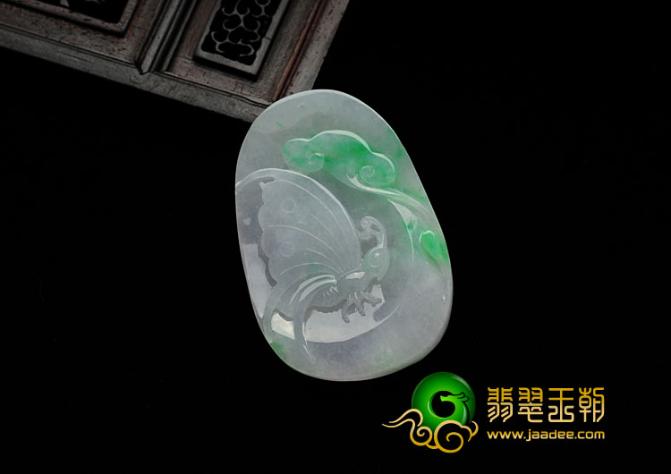 糯冰种淡春带彩缅甸翡翠蝴蝶挂件