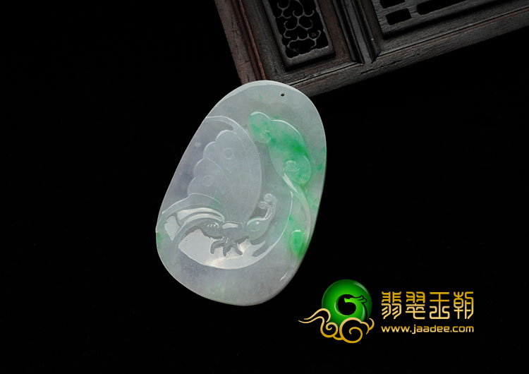 糯冰种淡春带彩缅甸翡翠蝴蝶挂件