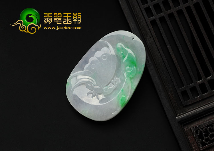 糯冰种淡春带彩缅甸翡翠蝴蝶挂件