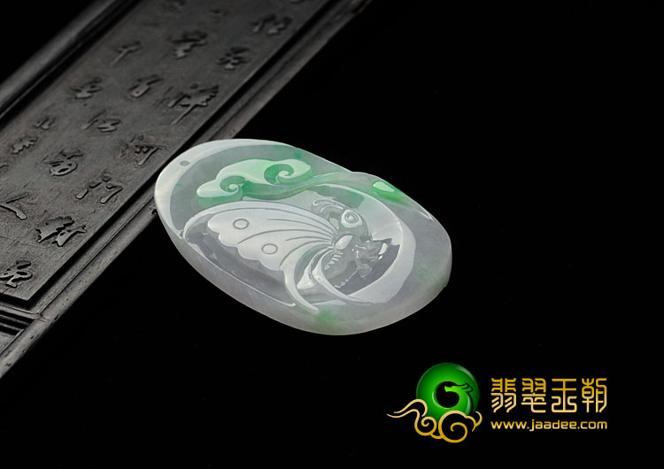 糯冰种淡春带彩缅甸翡翠蝴蝶挂件