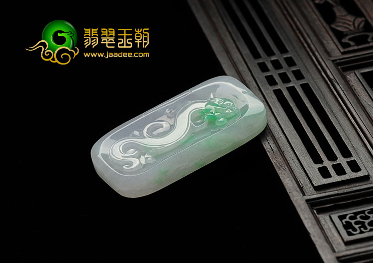 糯冰种飘翠缅甸翡翠龙牌挂件