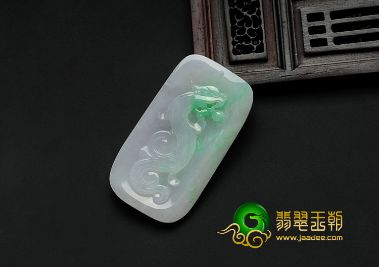 糯冰种飘翠缅甸翡翠龙牌挂件