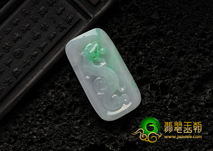 糯冰种飘翠缅甸翡翠龙牌挂件
