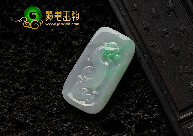 糯冰种飘翠缅甸翡翠龙牌挂件