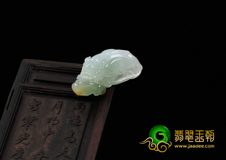 糯冰种晴水略带黄翡缅甸翡翠貔貅挂件