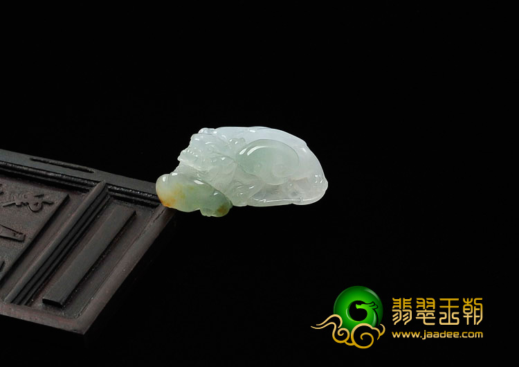 糯冰种晴水略带黄翡缅甸翡翠貔貅挂件