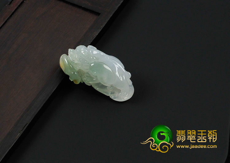 糯冰种晴水略带黄翡缅甸翡翠貔貅挂件