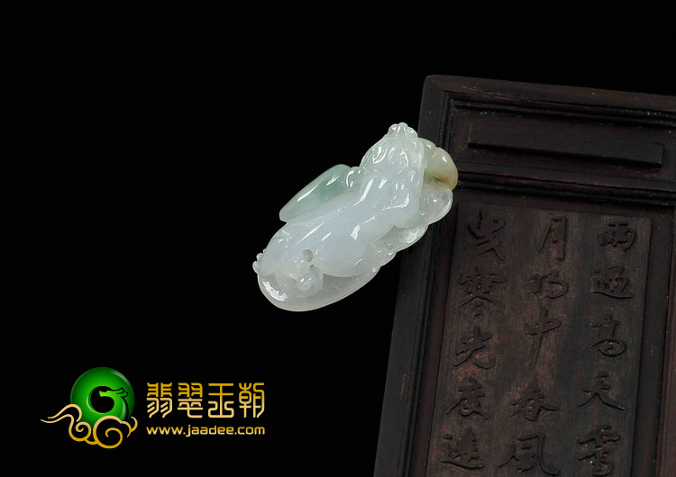 糯冰种晴水略带黄翡缅甸翡翠貔貅挂件