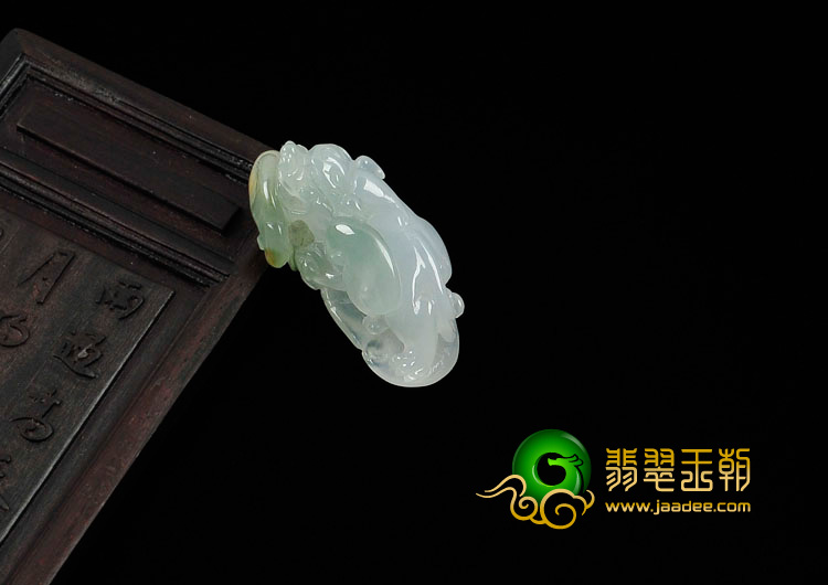 糯冰种晴水略带黄翡缅甸翡翠貔貅挂件