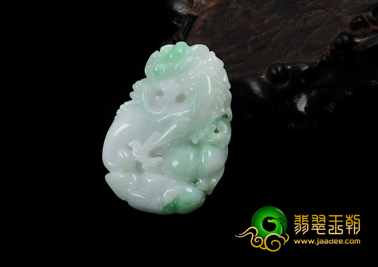 糯冰种翠色缅甸翡翠一叶成龙挂件